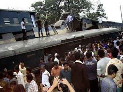 2 đoàn tàu đâm xe buýt ở Bangladesh, 13 người thiệt mạng